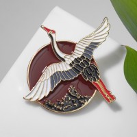 Брошь «Журавль» парящий над морем, цветная в золоте