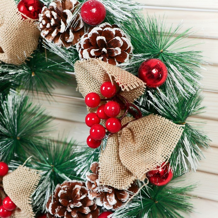Новогодний венок d- 26 см «Зимнее волшебство. Уютная сказка» на дверь, на стену, декор ягоды на веточках, шишки