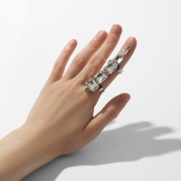 Кольцо с камнями «Коготь», безразмерное, цвет белый в серебре