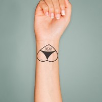 Татуировка на тело чёрная "Сердце. Кусай" 6х6 см