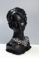Бюст для украшений QF «Девушка в цветах», анфас, 17.5×13.5×29.5 см, чёрный