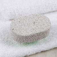 Пемза для педикюра, с щёткой, 6,5 см, цвет МИКС