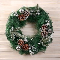 Новогодний венок d-40 см «Зимнее волшебство. Фестиваль блеска» на дверь, на стену, декор ягодки шишки шарики