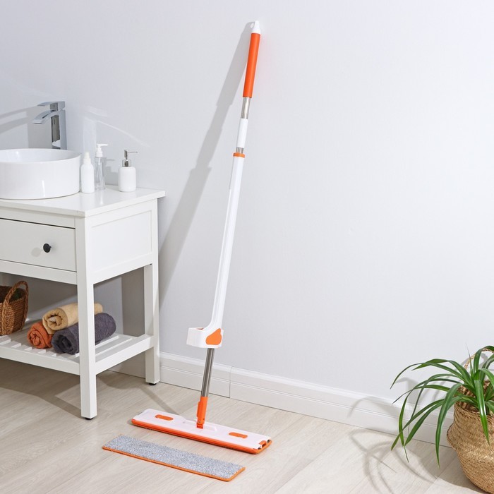 Швабра с отжимом, водосгоном и щёткой Raccoon, 2 насадки из микрофибры 50×11 см, стальная ручка 141 см