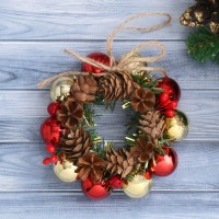 Новогодний венок d-10 см «Зимнее волшебство. Шарики» на дверь, на стену, декор шишки