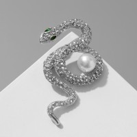 Брошь «Змея» вокруг жемчужины, бело-зелёная в серебре