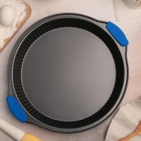 Форма для выпечки Доляна «Рифлёный круг. Забота», 30,5×4 см, антипригарное покрытие, с силиконовыми ручками, цвет ручек МИКС