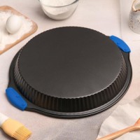 Форма для выпечки Доляна «Рифлёный круг. Забота», 30,5×4 см, антипригарное покрытие, с силиконовыми ручками, цвет ручек МИКС