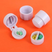 Таблетница с таблеторезкой, размельчителем и мензуркой, цвет белый