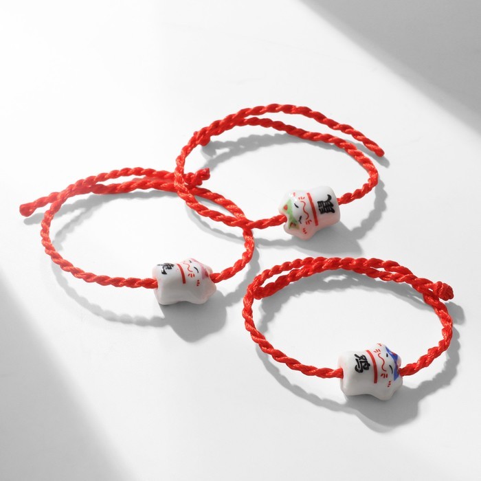 Браслет-оберег «Красная нить» кот нэко, бело-красный, кошка МИКС