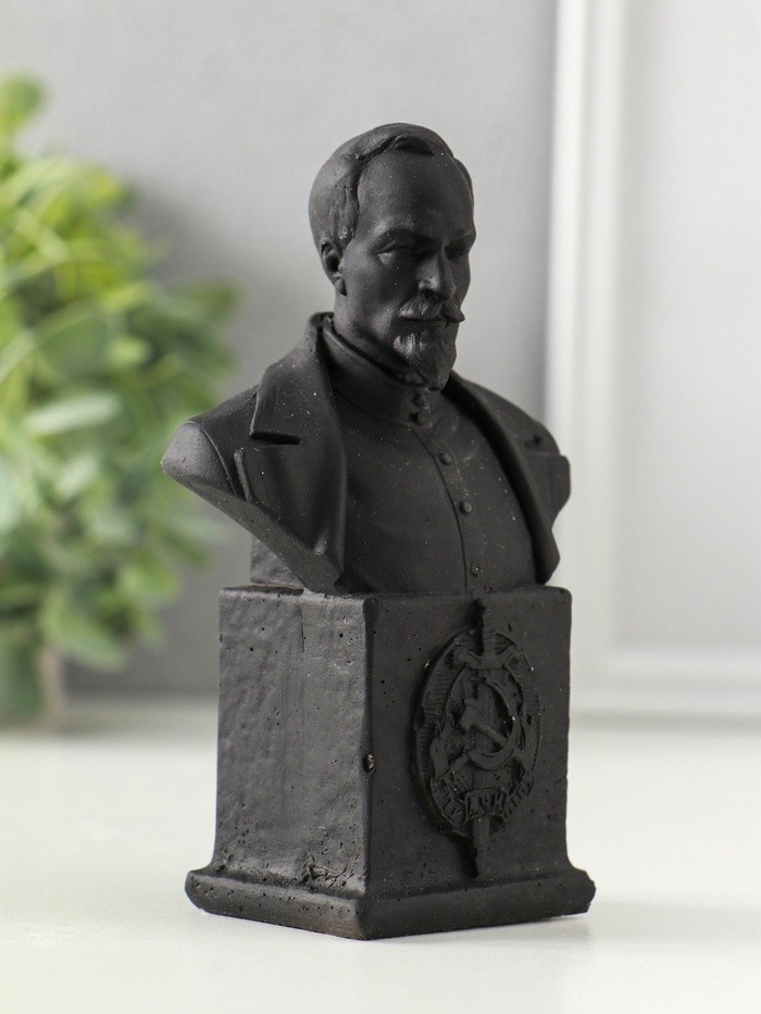 Бюст «Дзержинский Ф.Э.», гипс, 16×7 см, графит