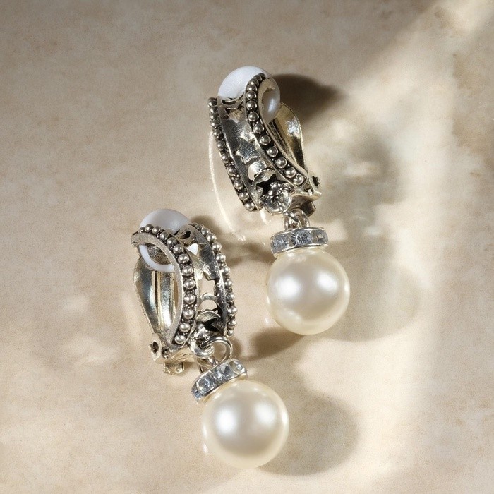 Клипсы «Грейс» звёзды с бусинами, цвет белый в чернёном серебре