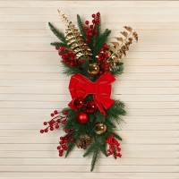 Новогодняя композиция хвойная 44 см «Зимнее волшебство. Уютная сказка" на дверь, на стену, декор шары, ягоды, ветки, бант красный