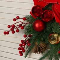Новогодняя композиция хвойная 44 см «Зимнее волшебство. Уютная сказка" на дверь, на стену, декор шары, ягоды, ветки, бант красный