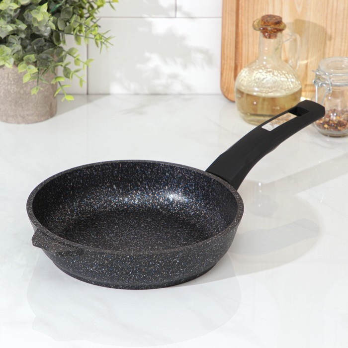 Сковорода «Гранит Star», d=18 см, пластиковая ручка, антипригарное покрытие, цвет чёрный