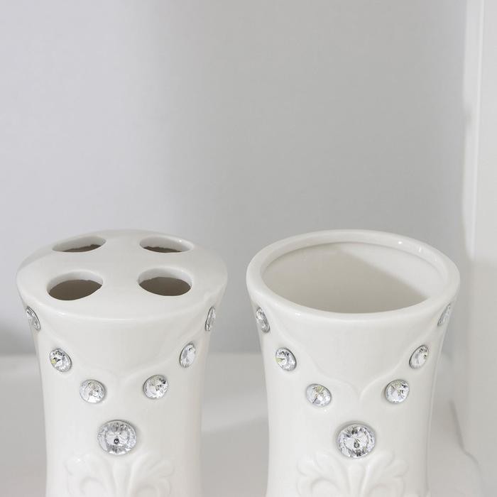 Аксессуары для ванной Доляна «Стразы. Капельки», 4 предмета, дозатор 200 мл, мыльница, 2 стакана, белые