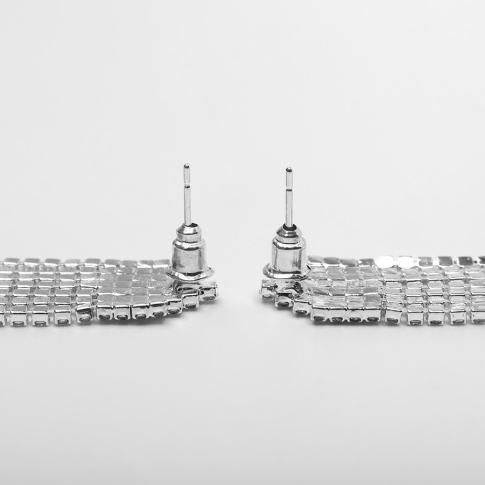 Серьги висячие со стразами «Водопад» мини треугольник, белые в серебре, 8 см