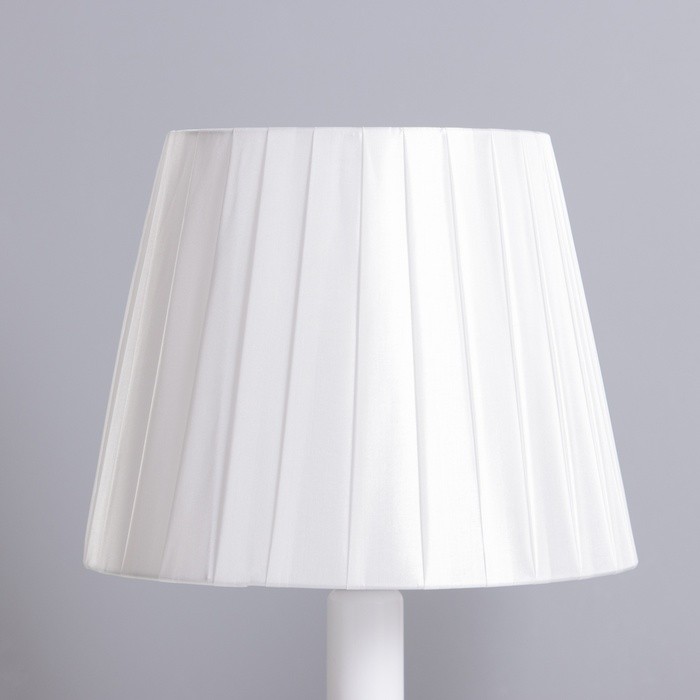 Лампа настольная "Лида" 1х40Вт Е27 белый/золото 21х21х36см Лампа настольная "Лида" 1х40Вт Е27 белый/золото 21х21х36см