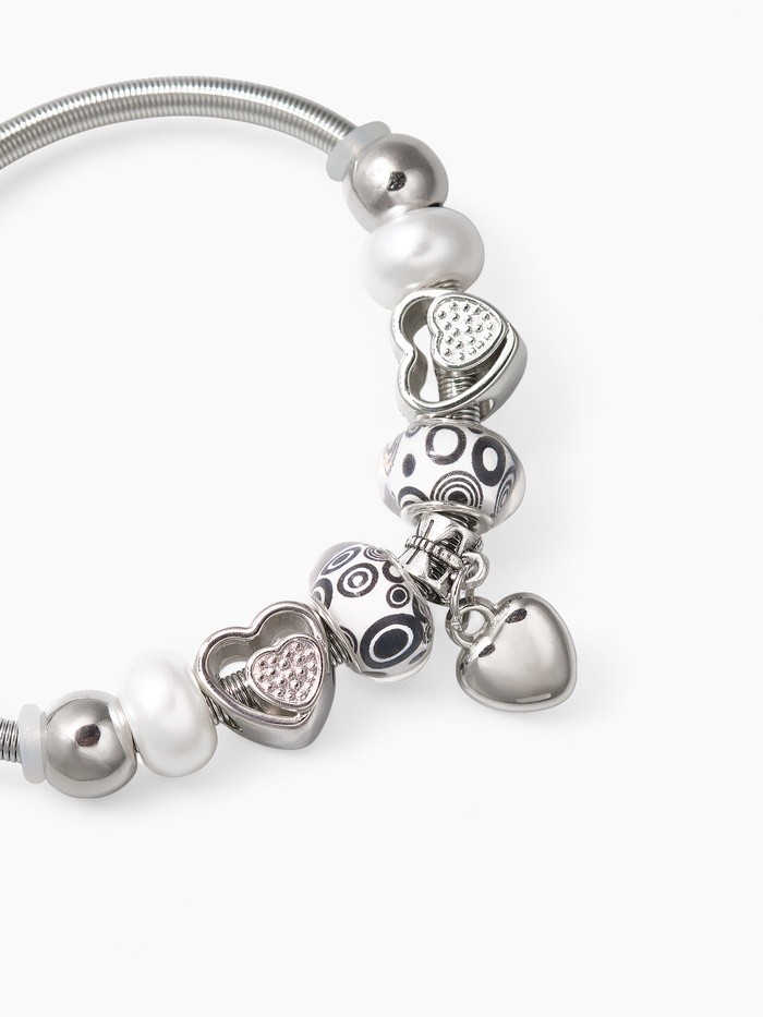Браслет с шармами «Марджери» сердце, жемчуг, чёрно-белый в серебре, d=6.5 см