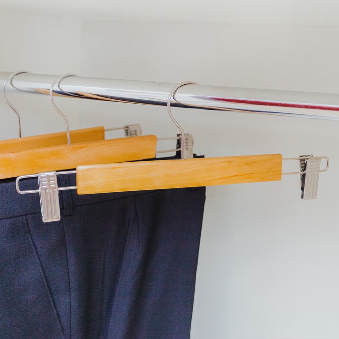 Вешалка для брюк и юбок Доляна, 33×13 см, с зажимами, светлое дерево