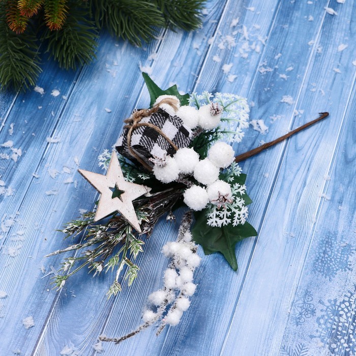 Новогодняя ветка декоративная «Зимнее волшебство. Грёзы», пластик, подарок в клетку, звезда, ягоды, 21 см