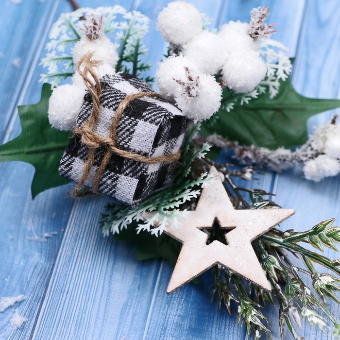 Новогодняя ветка декоративная «Зимнее волшебство. Грёзы», пластик, подарок в клетку, звезда, ягоды, 21 см