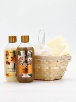 Подарочный набор новогодний в деревянной корзине: гель для душа, пена для ванны и полотенце, аромат тыквенный пирог и ванильный пряник, URAL LAB