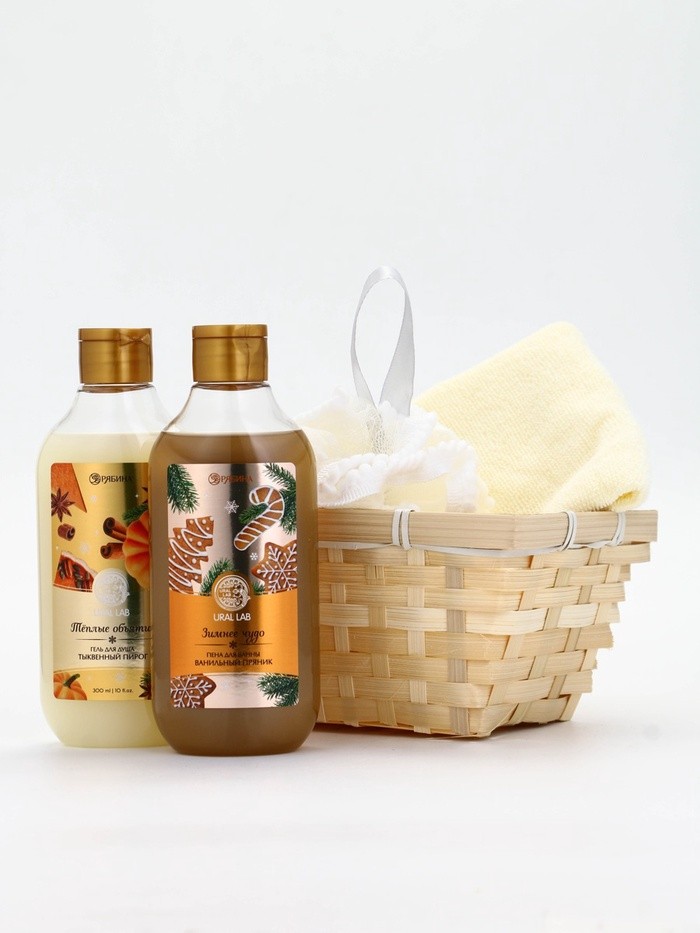 Подарочный набор новогодний в деревянной корзине: гель для душа, пена для ванны и полотенце, аромат тыквенный пирог и ванильный пряник, URAL LAB