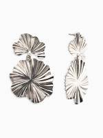 Серьги металл «Атмосфера» сжатые цветы, цвет серебро