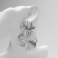 Серьги металл «Атмосфера» сжатые цветы, цвет серебро