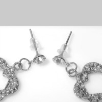 Серьги со стразами «Сердце» переплетение, белые в серебре