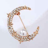 Брошь «Полумесяц» со звёздами, белая в золоте