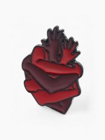 Значок «Сердце» объятие, цвет красный в чёрном металле