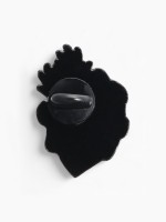 Значок «Сердце» объятие, цвет красный в чёрном металле